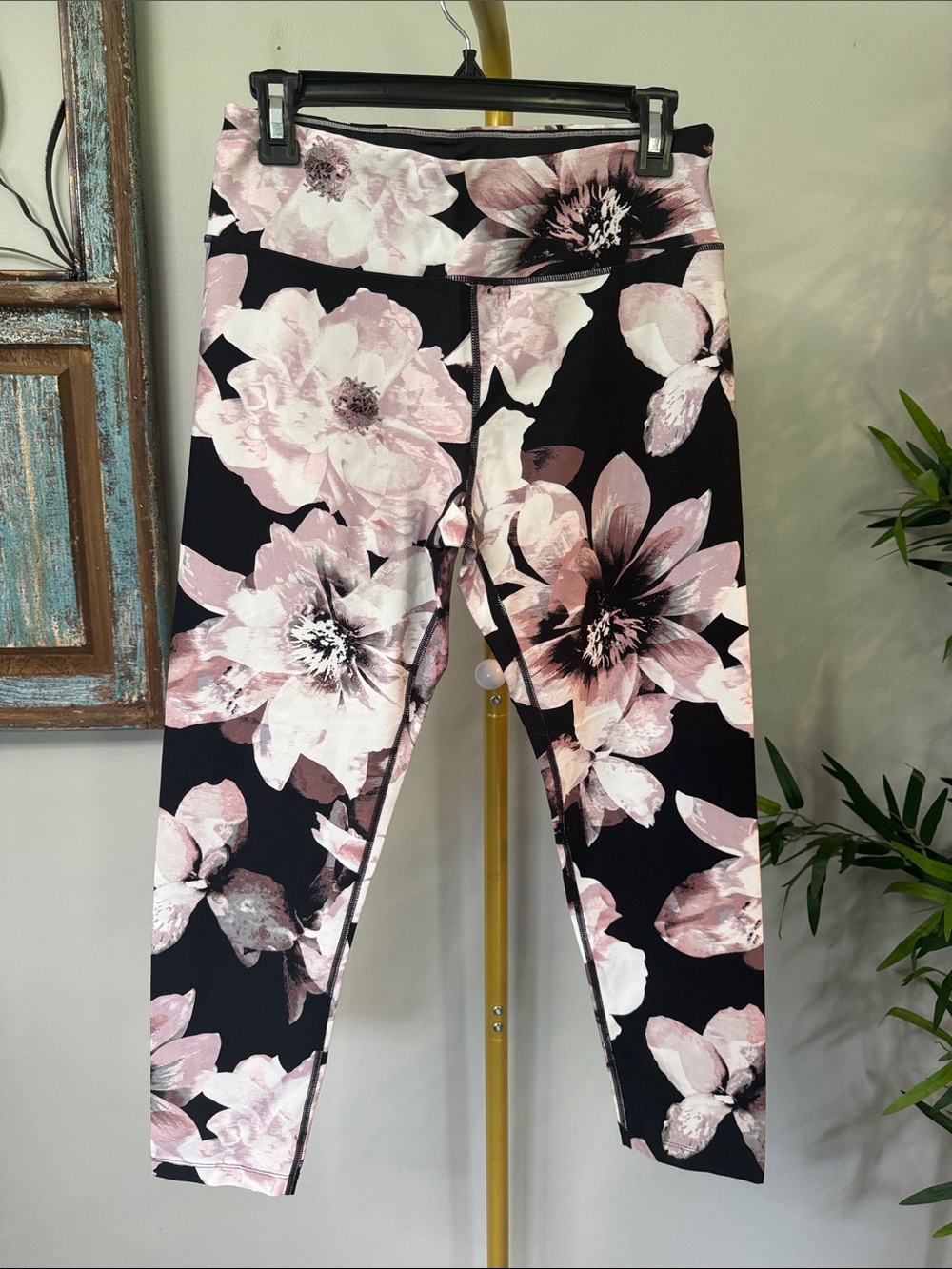 Calvin Klein Black 3/4 length Leggings with Blush Pink Floral Print EUC L